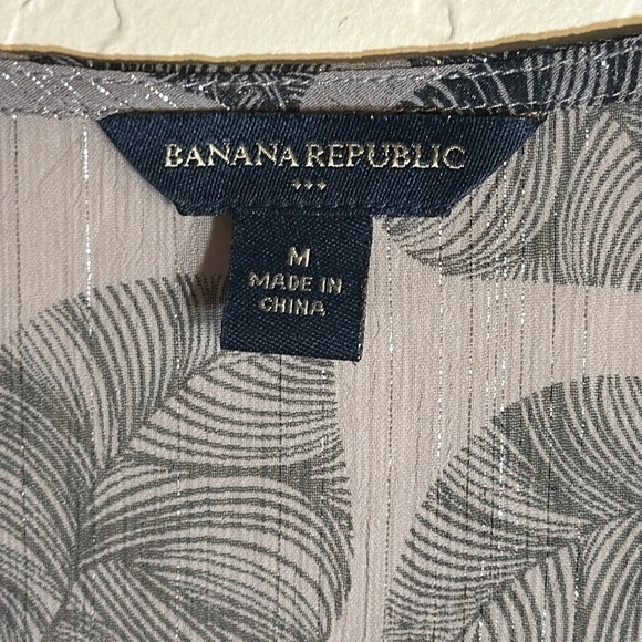 Banana Republic Women's Sleeveless V-Neck Grey/Blk/Metallic Leaf Blouse Size M - Picture 3 of 9